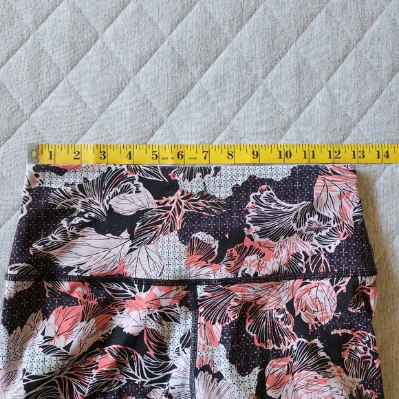 Lululemon Wunder Under Tights Size 6 Lunar New Year - Picture 10 of 10